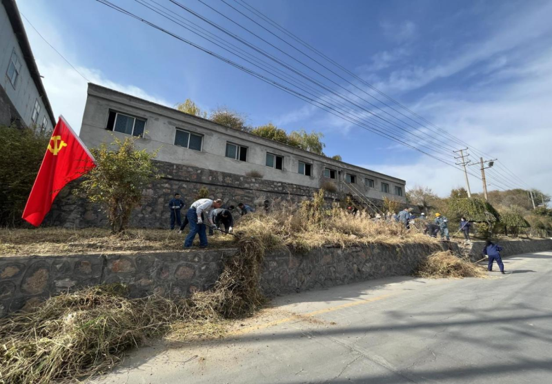 有工投黨員干部、團(tuán)員青年的耕耘那處便是公司最美麗的一角-----物產(chǎn)工投公司開(kāi)展環(huán)境專項(xiàng)整治主題黨日、團(tuán)日活動(dòng)